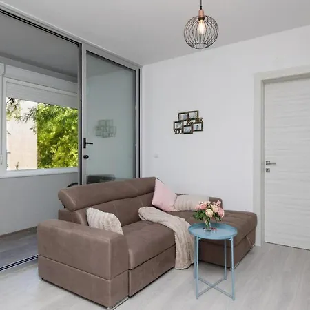 Leora Deluxe Apartment *