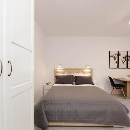 Leora Deluxe * Спліт