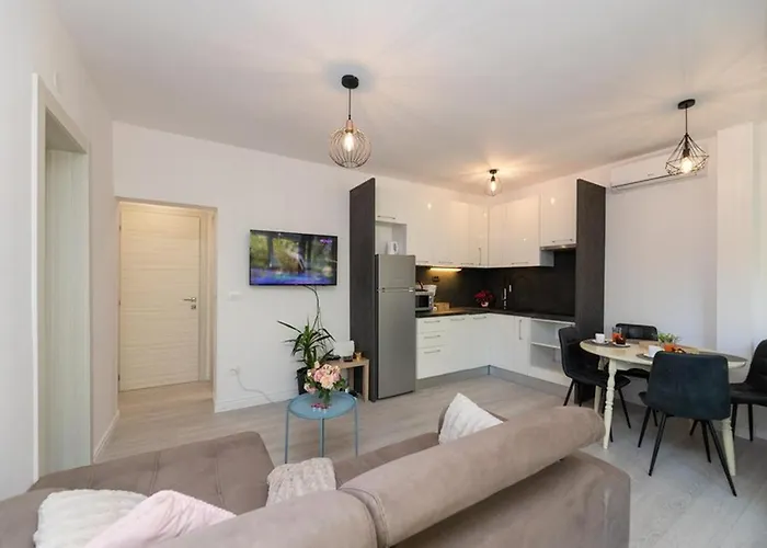 Leora Deluxe Апартаменти