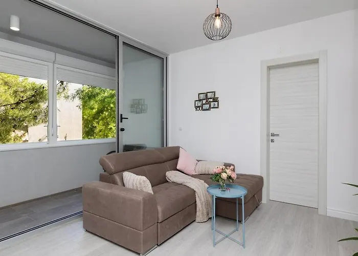 Leora Deluxe Апартаменти *